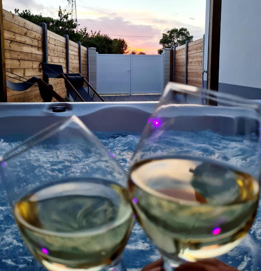 A Fleur De Spa : Maison Chaleureuse Avec Spa Privatif Et Billard. Coulogne 外观 照片